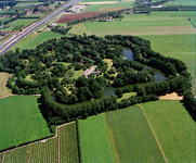 842599 Luchtfoto van fort Vechten (Achterdijk 12) te Bunnik uit het zuidwesten, met links boven de snelweg A12.